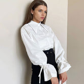 Bluse mit spitzem Kragen und Bischofsärmeln - Weiß